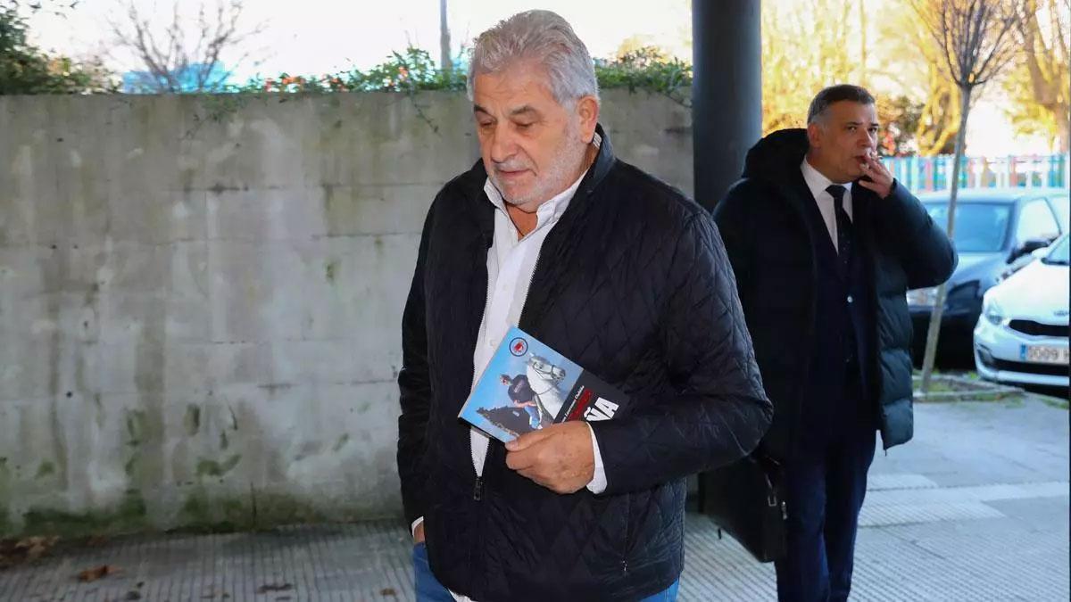 Oubiña en los juzgados de Vilagarcía con el libro en el que se basó la serie.