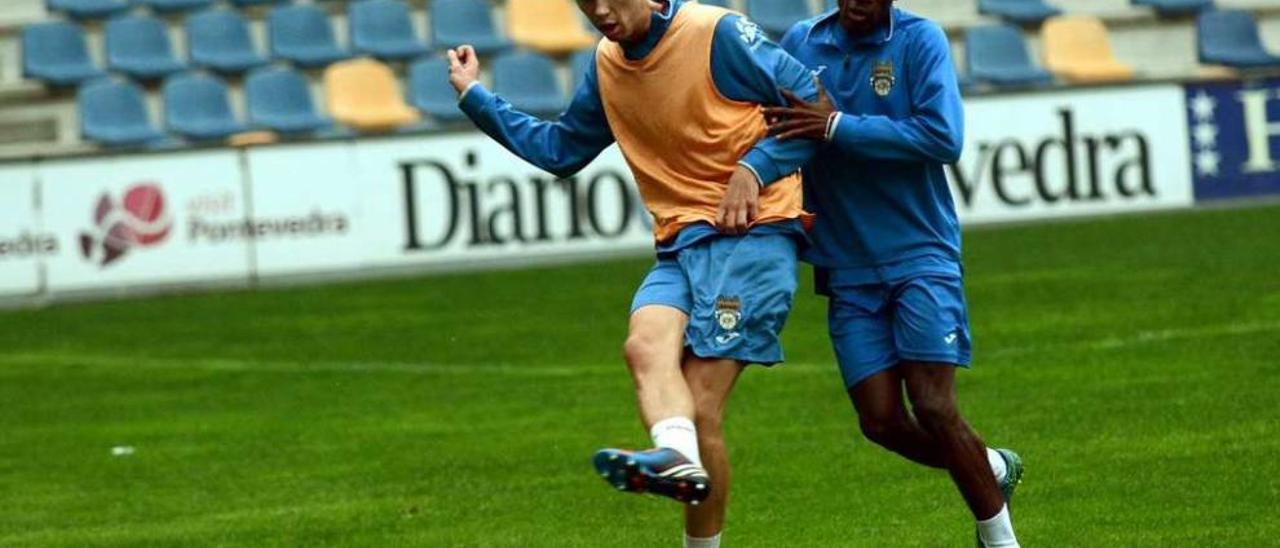 Pablo y el canterano Richard disputan un balón durante el entrenamiento de ayer en Pasarón. // Rafa Vázquez