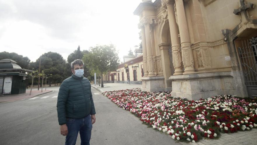 José Martínez, junto al manto de flores.