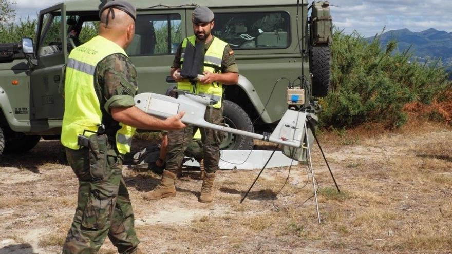 Dos militares de la Brilat se preparan para realizar una vigilancia con una aeronave no tripulada.