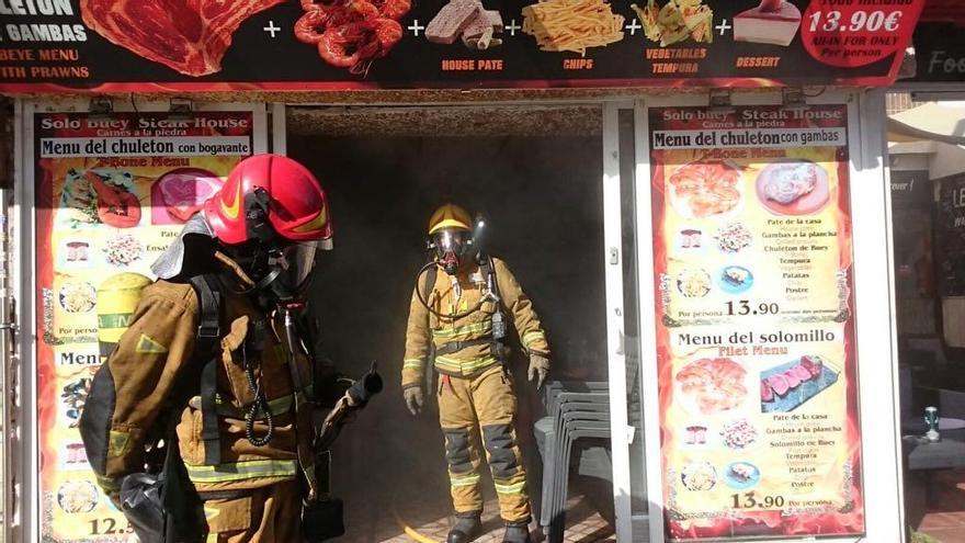 Desalojan tres bares de la zona inglesa de Benidorm por un incendio