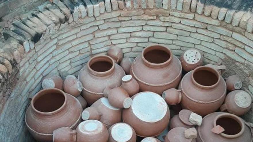 Alfar Ramos, el taller extremeño que mantiene viva la alfarería tradicional con hornos de leña