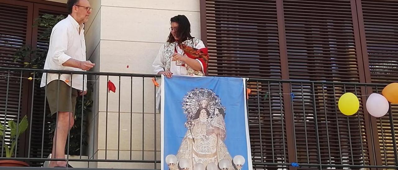 Muro celebra en los balcones el inicio de sus Fiestas de Moros y Cristianos