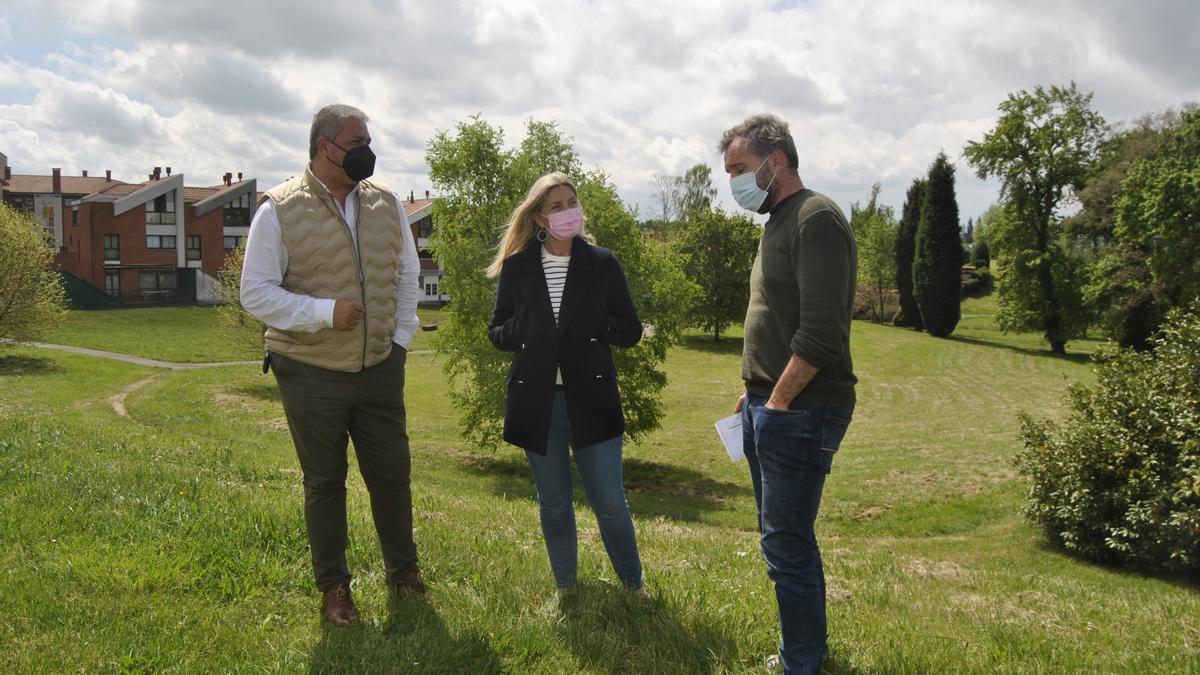 Por la izquierda, Tony Ábalo, Alejandra Cuadriello y Alberto Pajares, en el parque de La Fresneda, a finales del pasado abril.