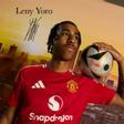 El Manchester United presentó oficialmente a Leny Yoro como nuevo refuerzo