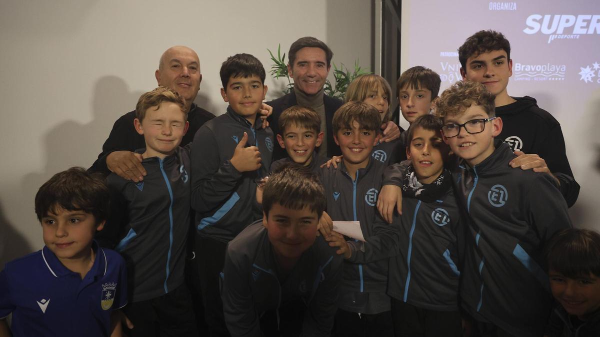 Los niños del E1 Paiporta, al lado del Marcelino