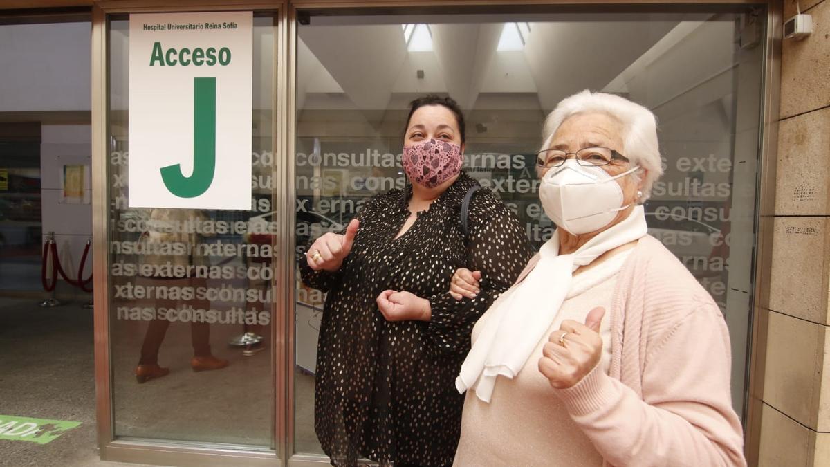 Carmen, junto a su hija, acude a vacunarse contra el covid-19 en el Hospital Reina Sofía.