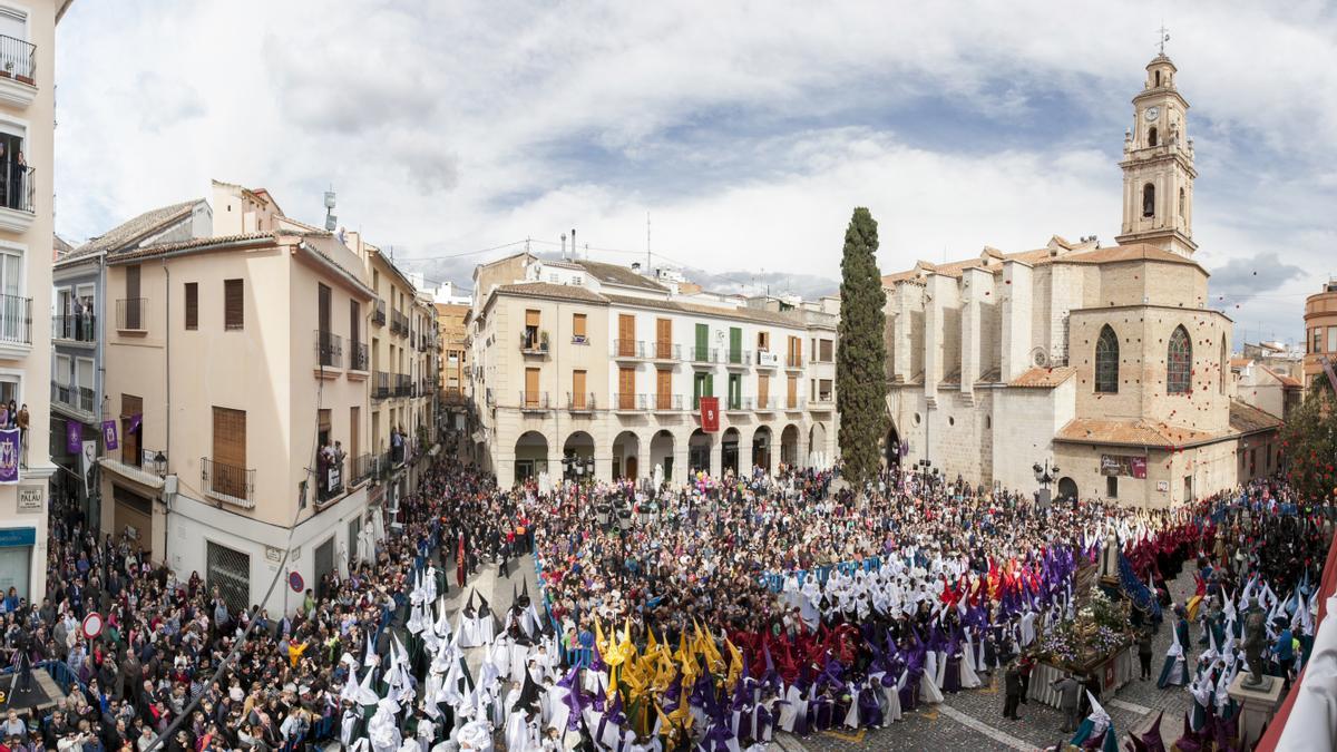 Final de la procesión del Encuentro en la plaza del Ayuntamiento.