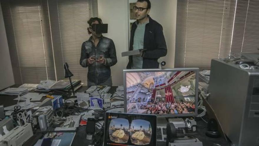 Los responsables de la empresa, con distintos dispositivos en los que se muestra la técnica de 360 grados. A la derecha, Javier Coloma, con las gafas Oculus VR, un prototipo a refinar.