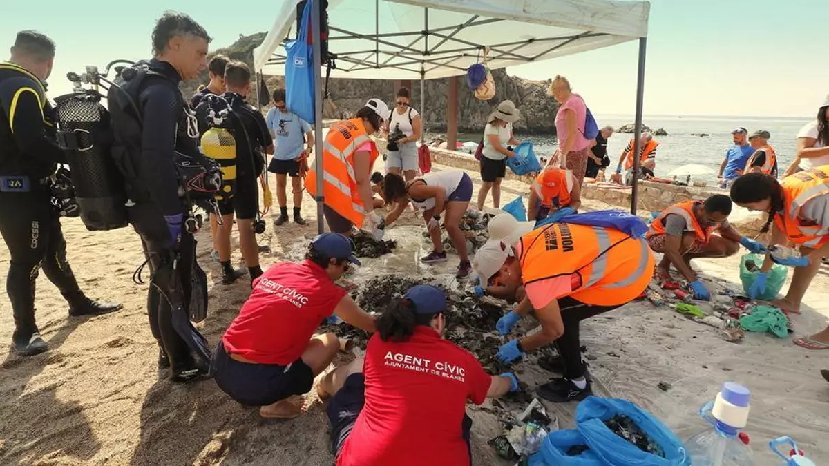 Blanes recull del fons marí gairebé una tona de deixalles dels focs d'artifici