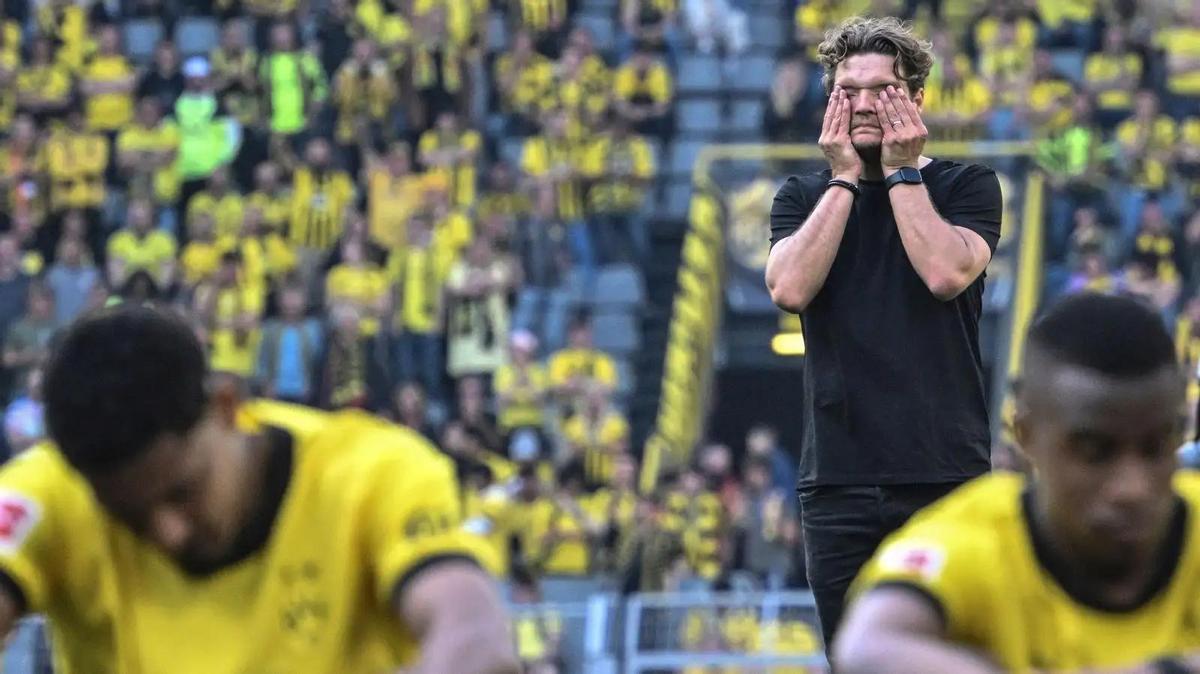 Edin Terzic, entrenador del Borussia Dortmund, llora tras perder la Bundesliga 2022/2023 en la última jornada.