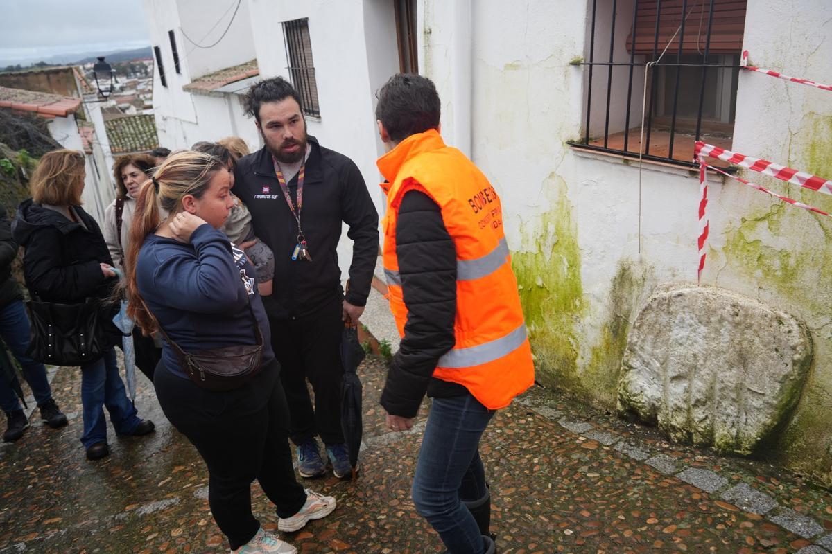 La presidenta de la diputación, Raquel del Puerto, visitando a vecinos afectados por el temporal.
