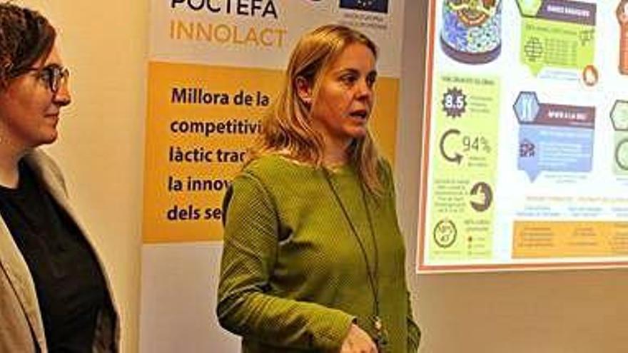 Rosa Badia, de The Whatsons, i Mireia Font, regidora de Promoció Econòmica de la Seu, durant la presentació de l&#039;estudi, ahir