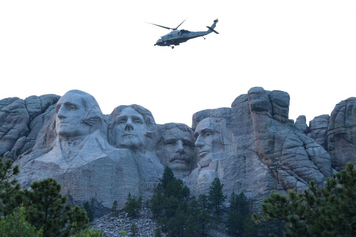 Trump sobrevuela en helicóptero el monumento del monte Rushmore con los rostros esculpidos de George Washington, Thomas Jefferson, Theodore Roosevelt y Abraham Lincoln.