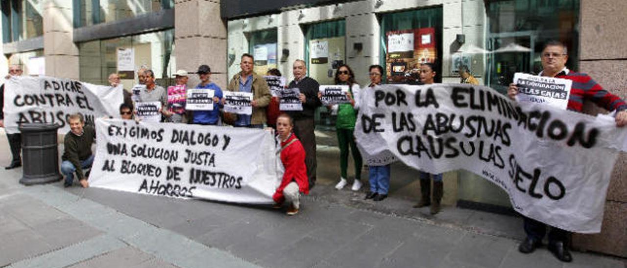 Afectados por las cláusulas suelo durante una protesta en la oficina central de Bankia de la capital grancanaria.