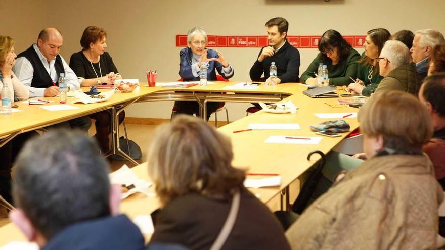 Asistentes a la reunión, con Matilde Fernández al fondo, interviniendo.