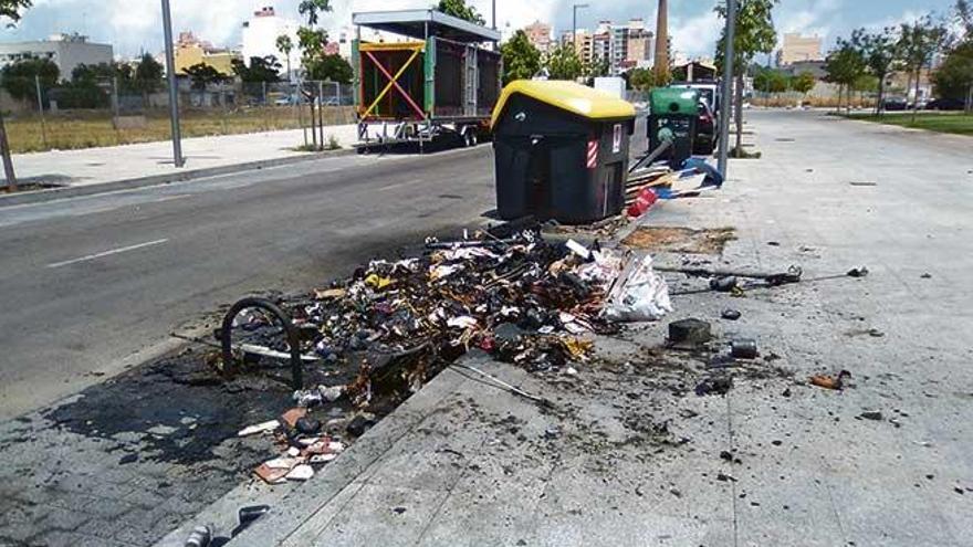 Restos de un contenedor quemado ayer en la calle Brotad, en el Polígono de Levante.