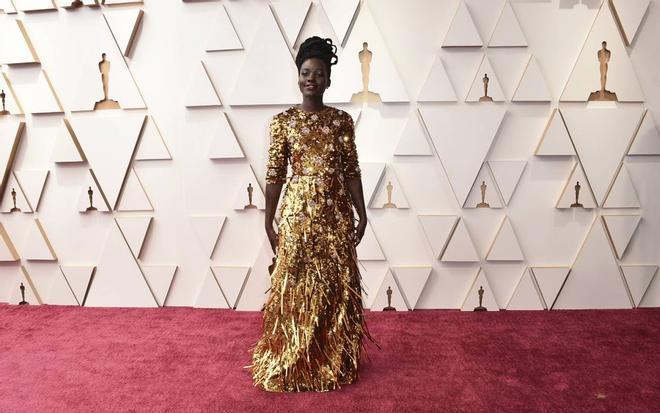 Lupita Nyong'o en la alfombra roja de los Oscars 2022