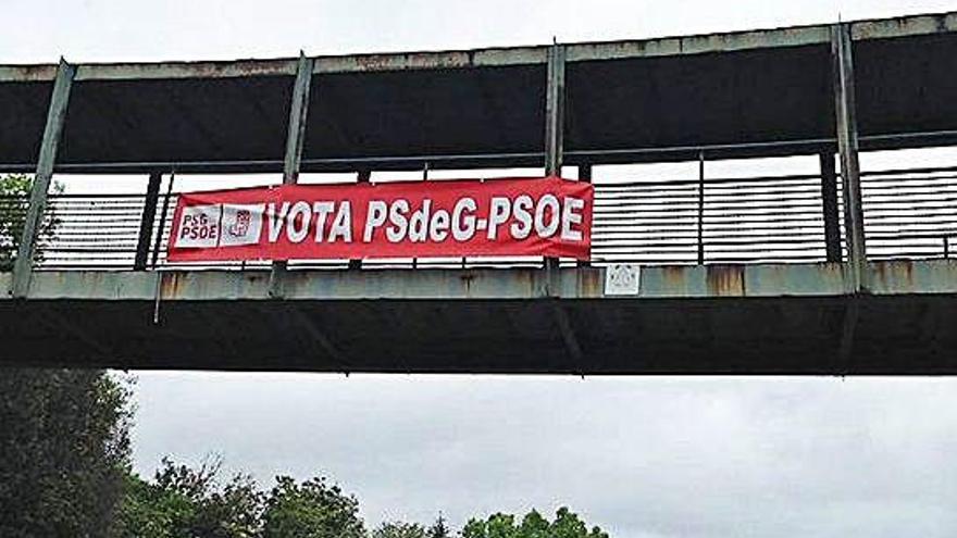 Cartel de propaganda electoral del PSOE en la pasarela de O Pasatempo.