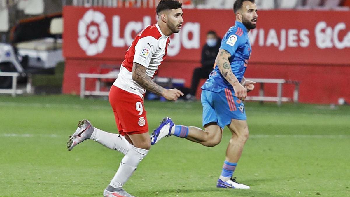 Nahuel Bustos, durant el Girona-Mirandés de Lliga disputat a l&#039;estadi.