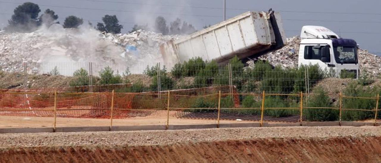 La Ribera lleva once años sin vertedero propio