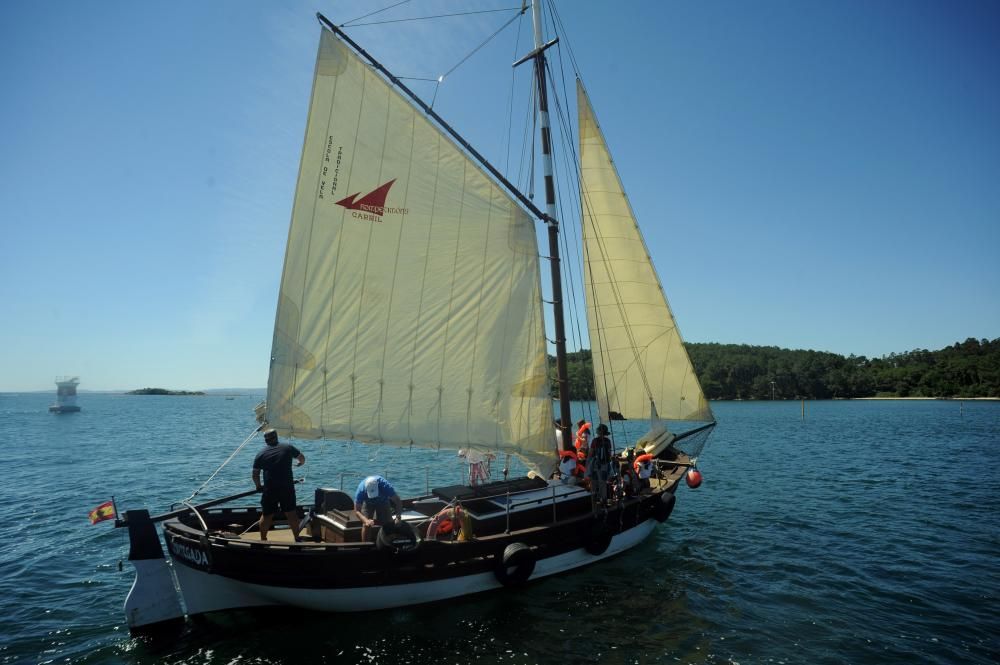 Paseo en galeón y zodiac para decir adiós al campamento medioambiental // I.Abella