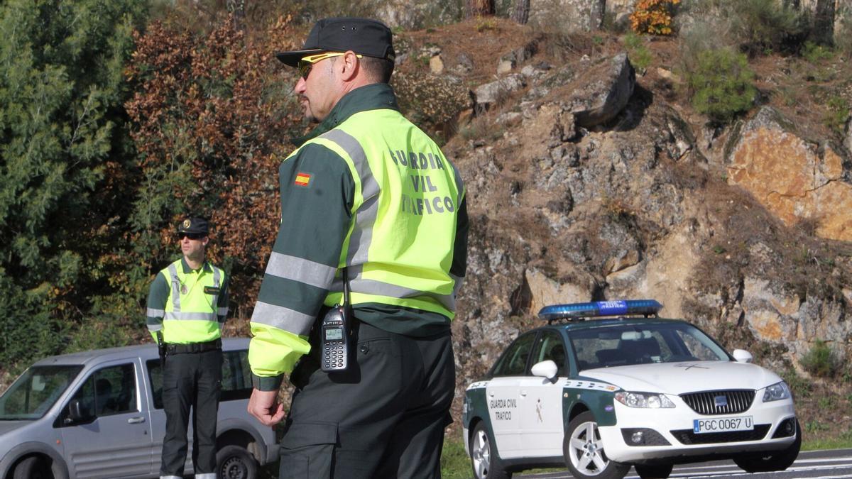Multado con 200 euros por tener la baliza V-16, pero llevar el chaleco reflectante en el maletero: la Guardia Civil vigila a los coches asturianos
