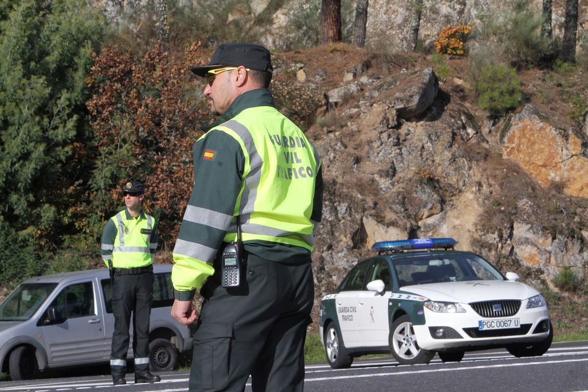 PATRULLA DE LA GUARDIA CIVIL DE TRAFICO EN UN CONTROL DE CARRETERA