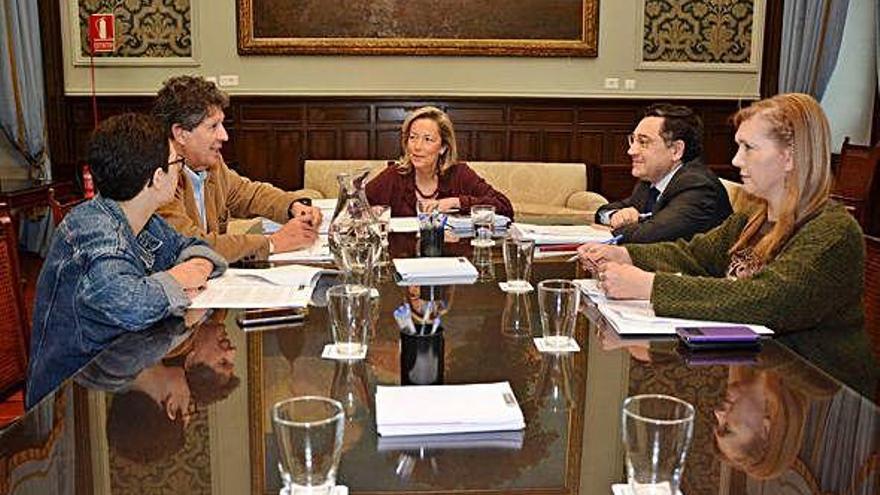 Una comisión de transparencia, en mayo pasado, en que se trató el concurso de compra de pisos.