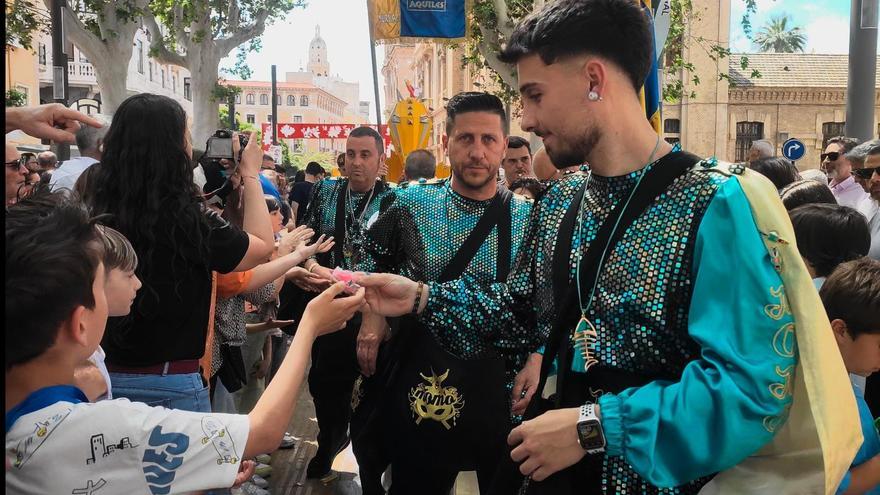 Doña Sardina y los sardineros reparten juguetes este sábado durante el pasacalles