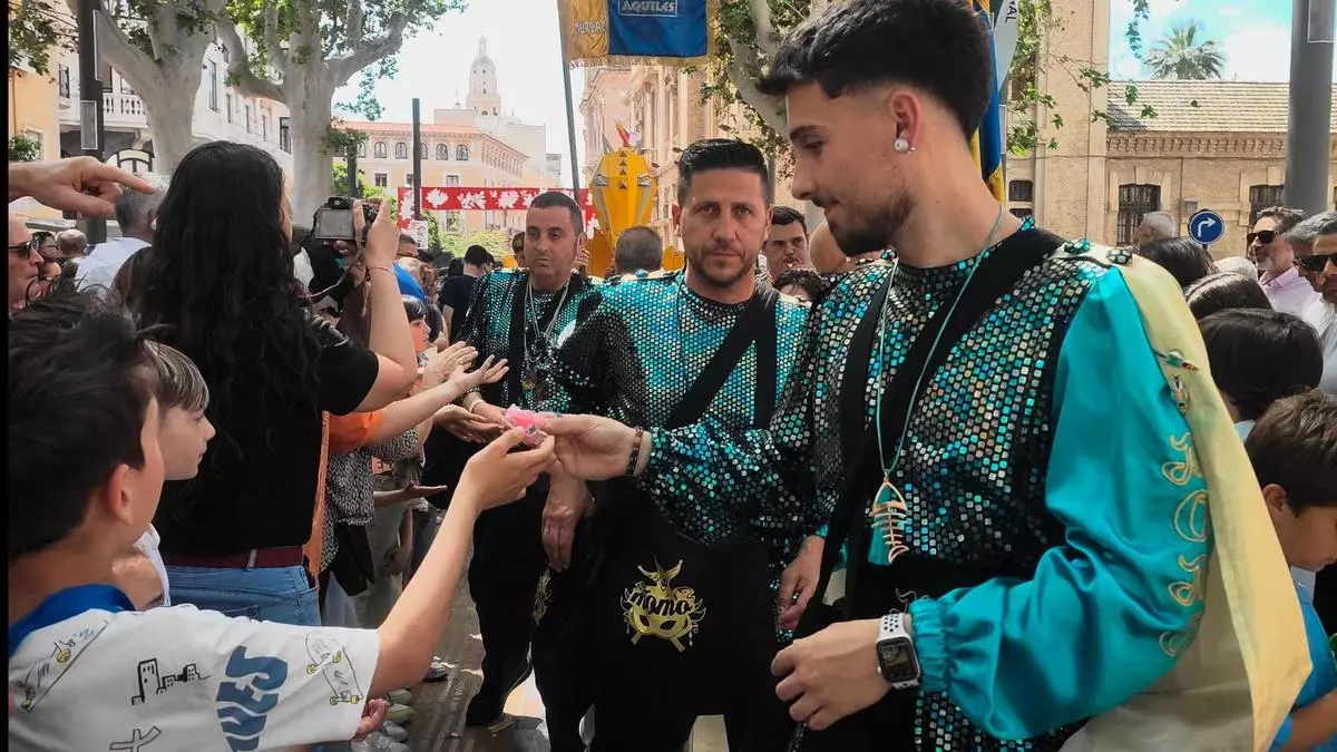 El pasacalles sardinero invade el centro de Murcia: un reventón festivo hasta las cenizas