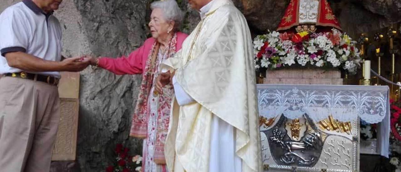 Kike Figaredo, el lunes, en la santa cueva con su madre, Ana María Alvargonzález, y su hermano Nicanor.