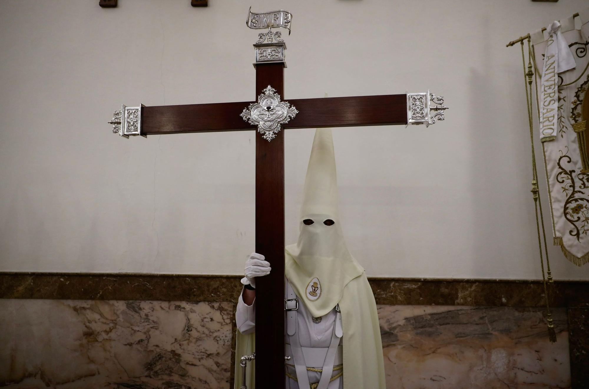 En imágenes | La Cofradía de la Institución de la Sagrada Eucaristía recorre las calles de Zaragoza el Jueves Santo