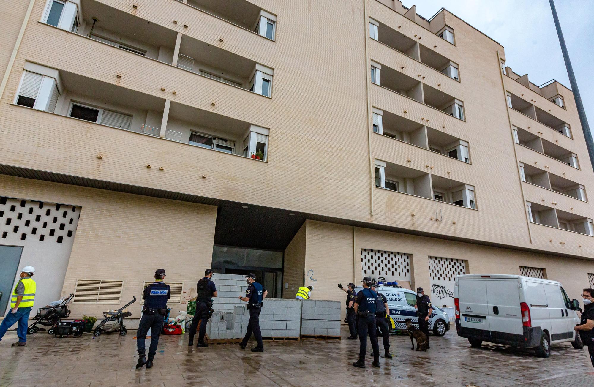 La Policía Local de La Vila desaloja un edificio lleno de okupas en el Xarquet