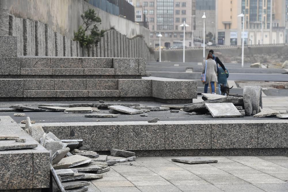 Daños en A Coruña por las olas en alerta roja