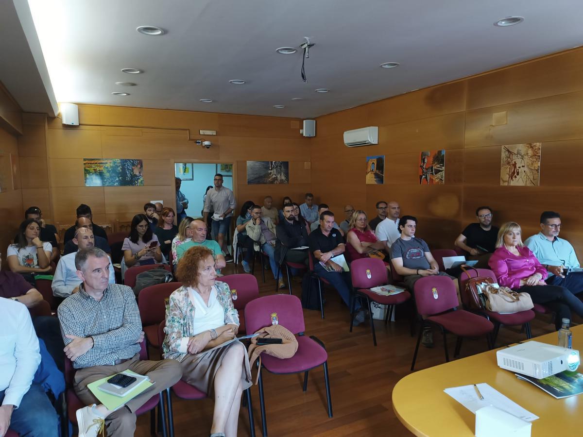Público asistente a la jornada de biomasa en Enguera.