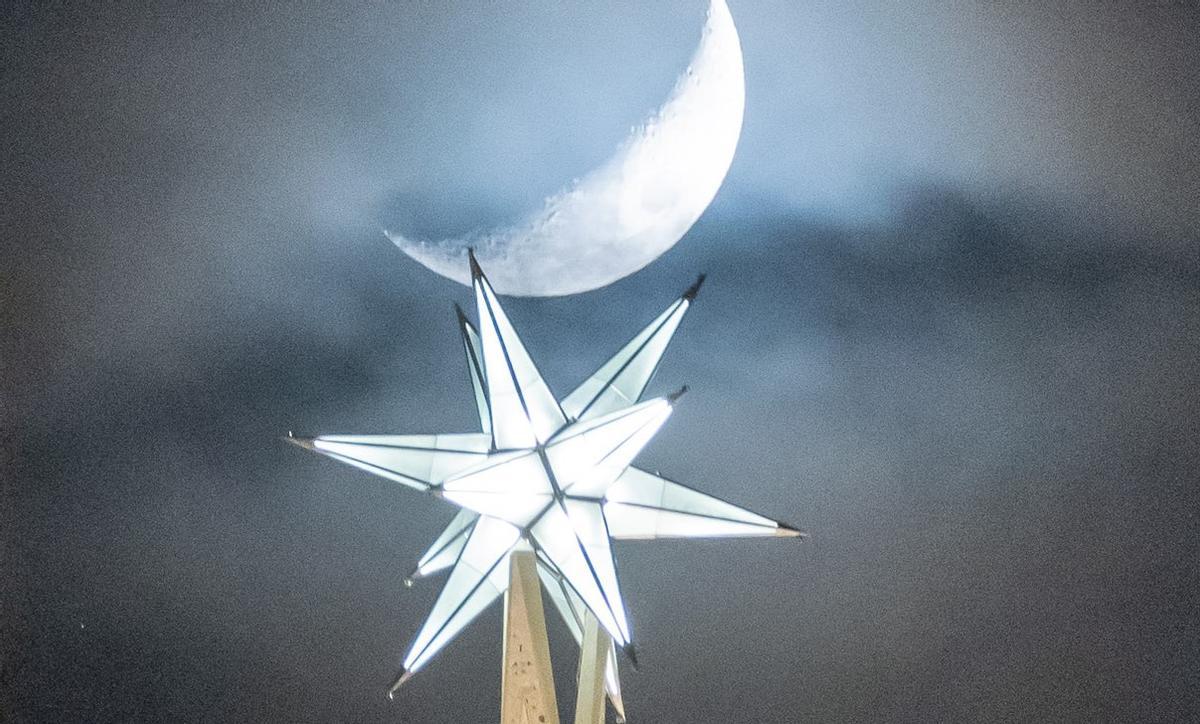 La estrella de la Sagrada Família ya ilumina Barcelona.