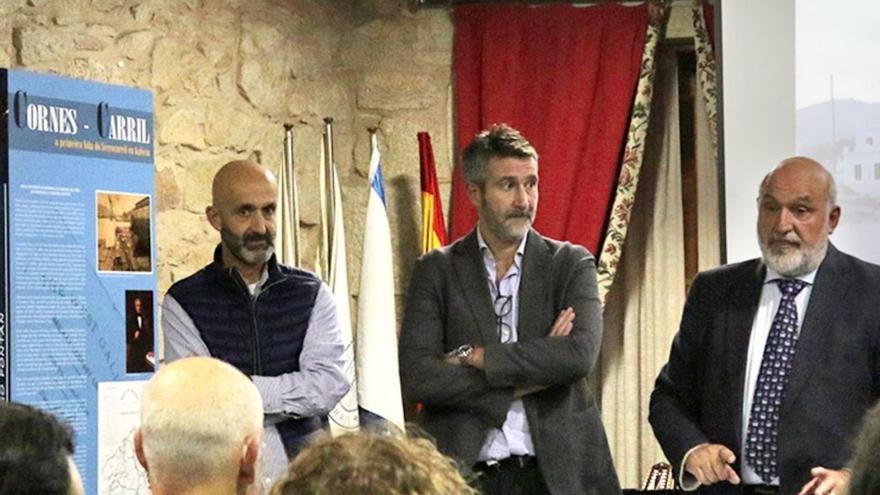 Álvaro Carou, Alberto García y Carlos Abellán, en la inauguración de la muestra. |   //  FDV