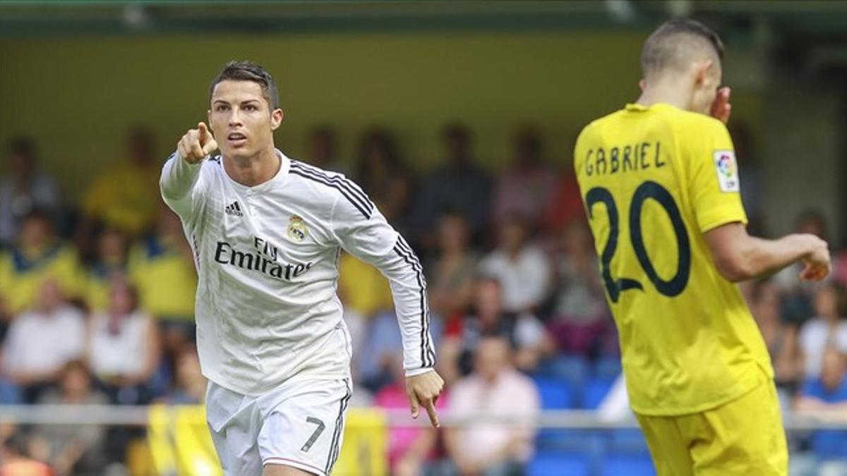 Cristiano agradece a Benzema la asistencia tras el segundo gol del Madrid en El Madrigal.