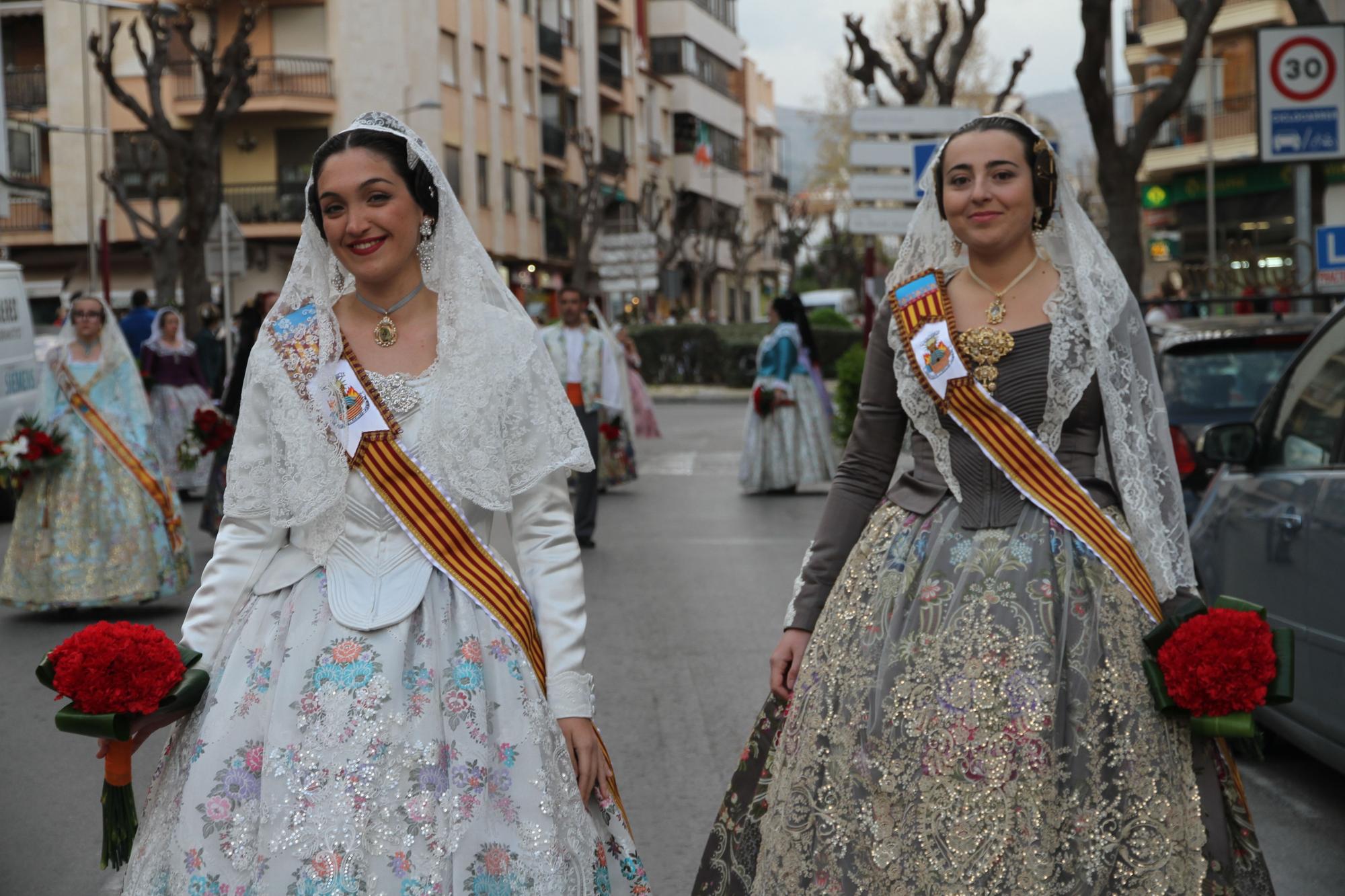 Emotiva y participativa ofrenda en las Fallas de la Vall