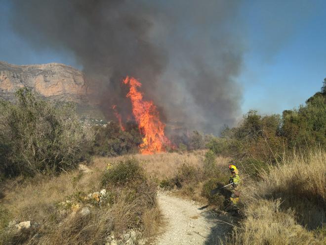 Las imágenes del virulento incendio de Xàbia