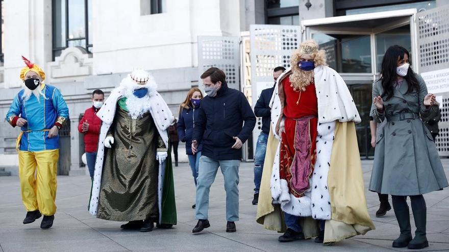 Almeida baila con la comitiva de los Reyes Magos