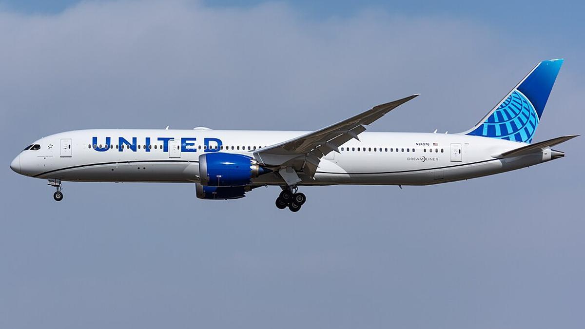 Un avión de united airlines iniciando el aterrizaje