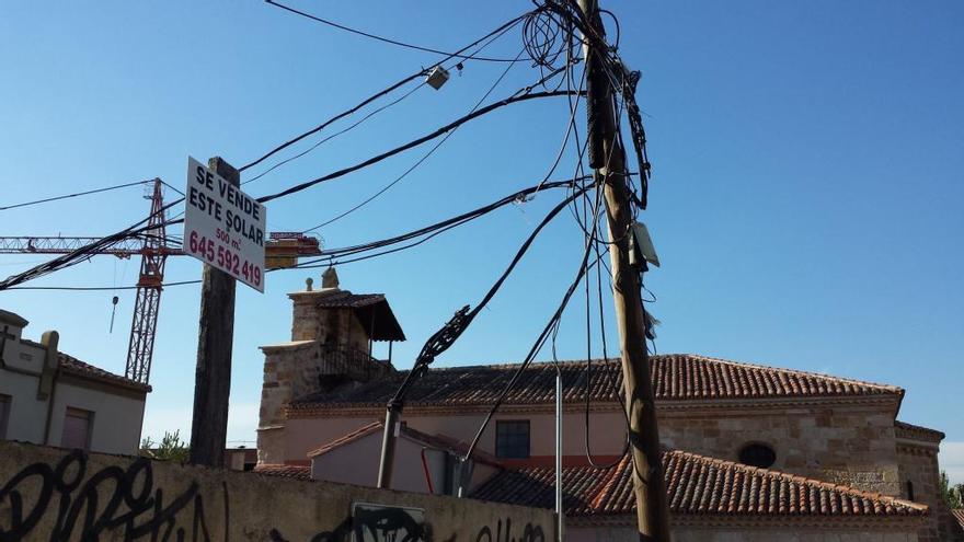 Cables de tendido eléctrico en la zona monumental de la ciudad