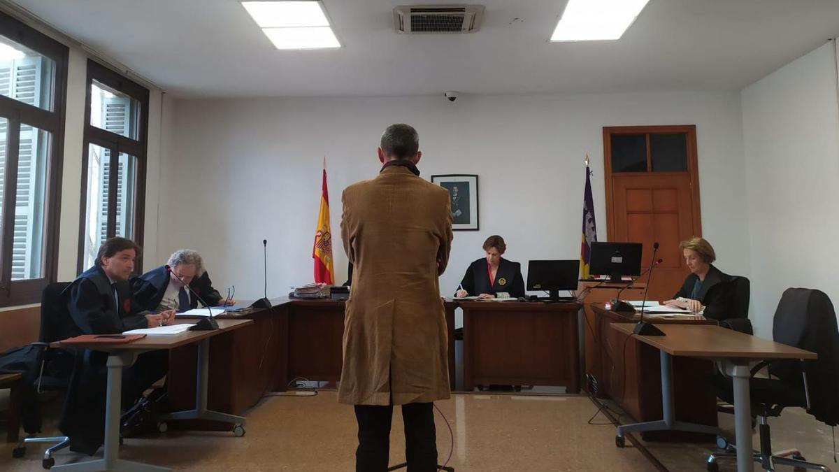 El hombre condenado, durante la vista celebrada en un juzgado de lo penal de Palma.