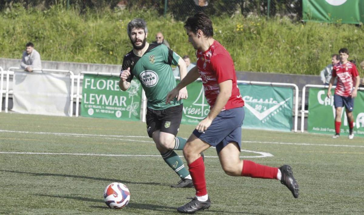 Una acción del Hispano-Astur disputado ayer en Ferrota.  | MARA VILLAMUZA