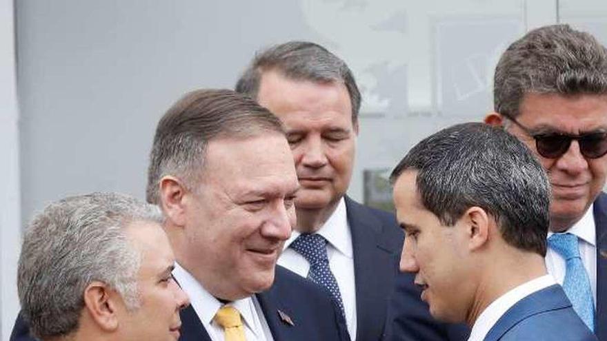 Guaidó (dcha.), junto a Duque y Pompeo (centro). // Efe