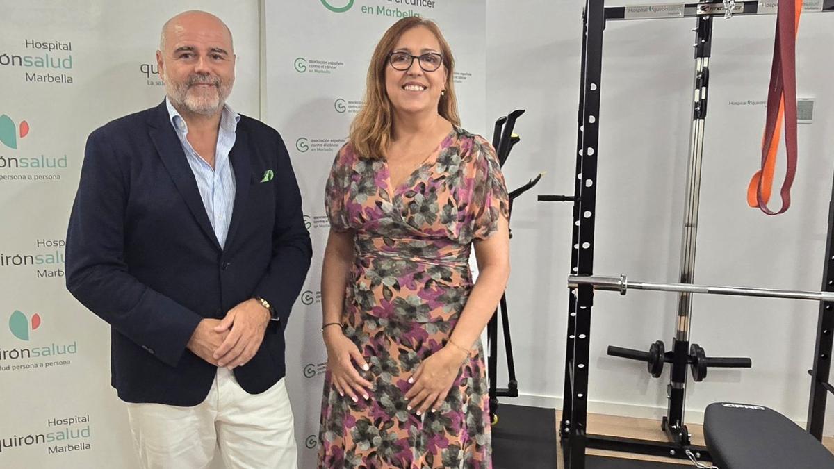El presidente de la AECC en Marbella y la especialista  Cristina Quero, en el gimnasio adaptado.