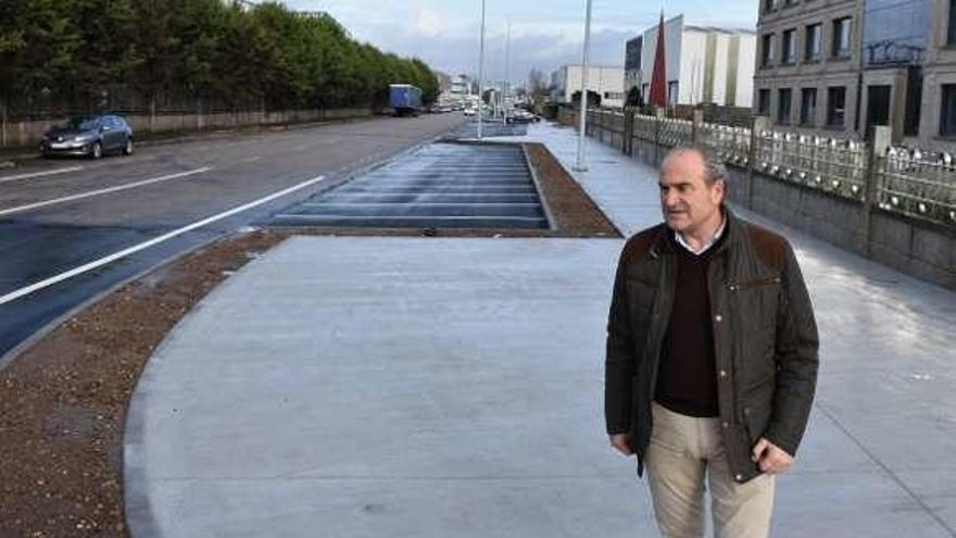 Manuel Carrera visita las obras en el polígono Prado-Budiño. // D.P.