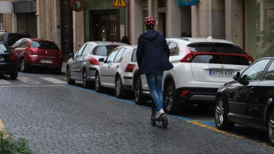 Patinets elèctrics, entre les multes i l’adaptació